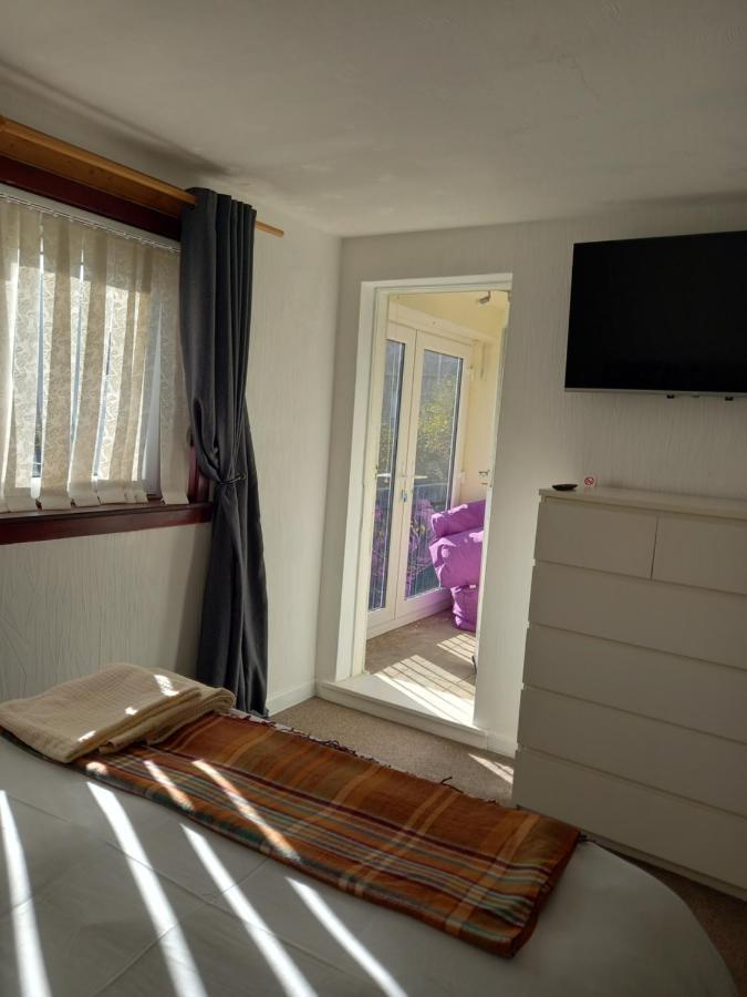 White House In Edinburgh, 2 Bedroom Good Location Apartment