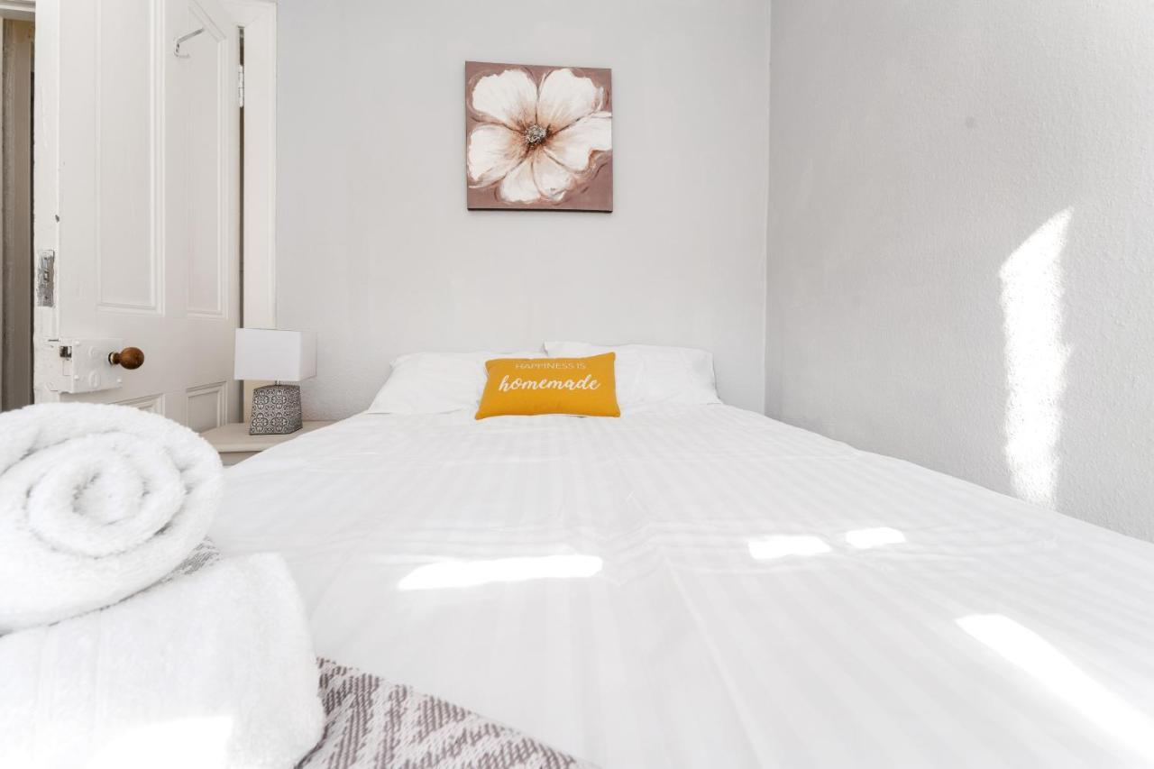 Apartment 2 Bedroom Centre - Royal Mile - Castle & Waverley Train Station - Sleeps 4 Edinburgh