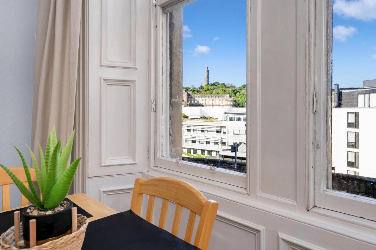 2 Bedroom Centre - Royal Mile - Castle & Waverley Train Station - Sleeps 4 Apartment