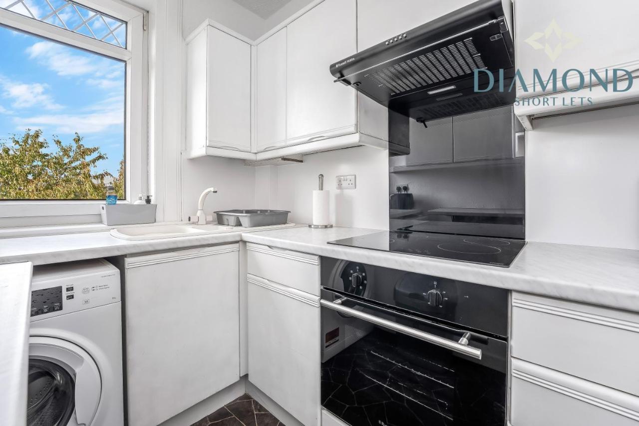 Cosy 2 Bed West End Apartment