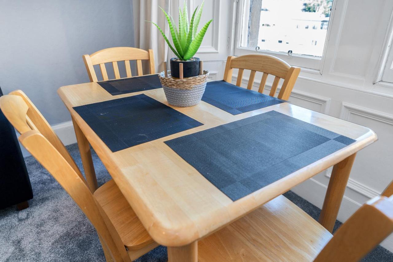 Apartment 2 Bedroom Centre - Royal Mile - Castle & Waverley Train Station - Sleeps 4