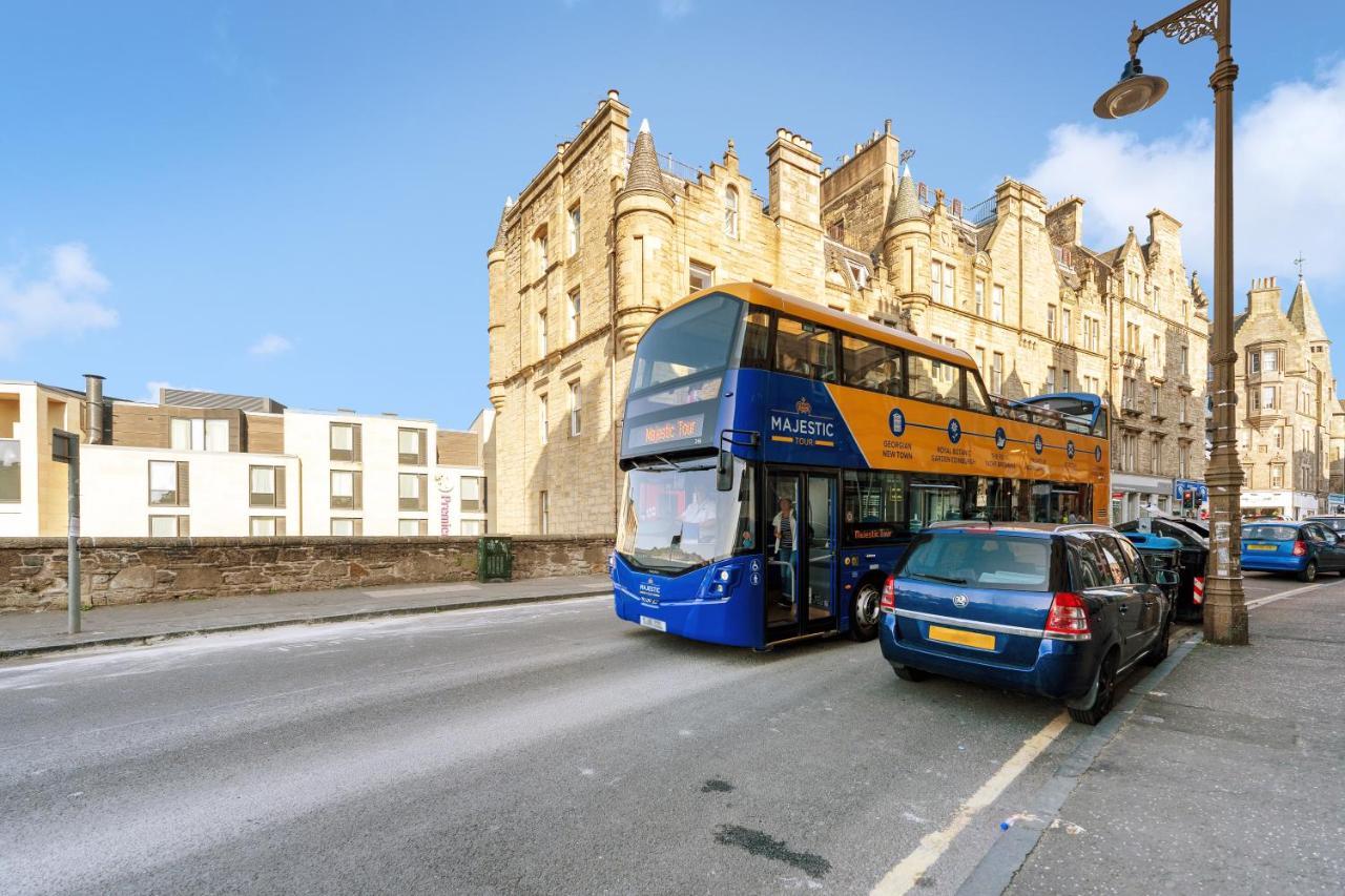 Apartment 2 Bedroom Centre - Royal Mile - Castle & Waverley Train Station - Sleeps 4 *