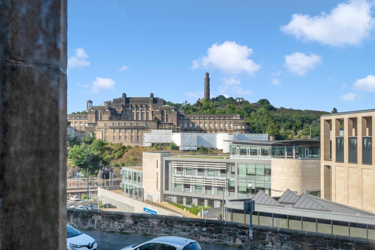2 Bedroom Centre - Royal Mile - Castle & Waverley Train Station - Sleeps 4 *