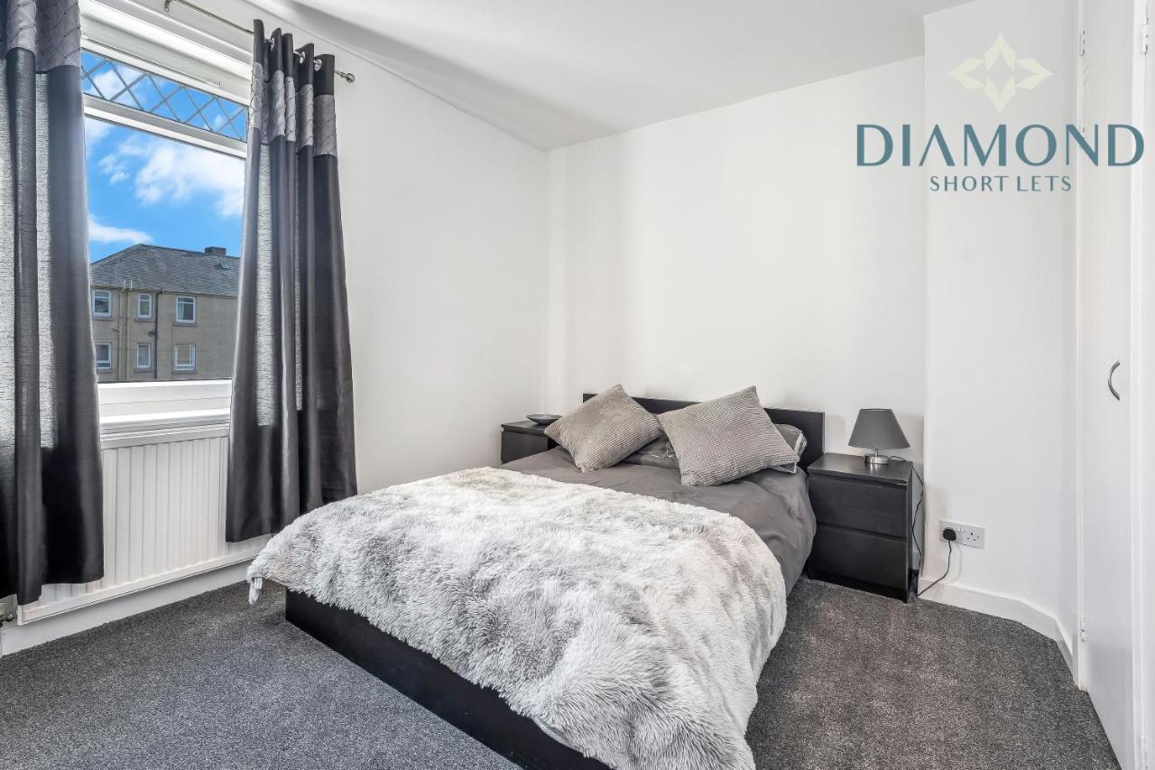 Cosy 2 Bed West End Apartment