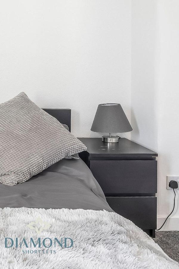 Cosy 2 Bed West End Apartment