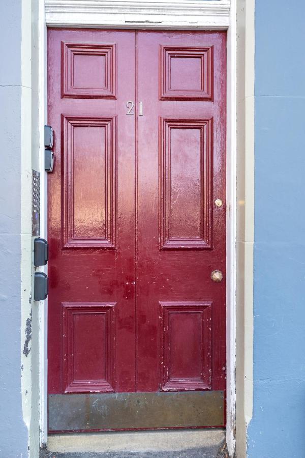 Apartment 2 Bedroom Centre - Royal Mile - Castle & Waverley Train Station - Sleeps 4 Edinburgh