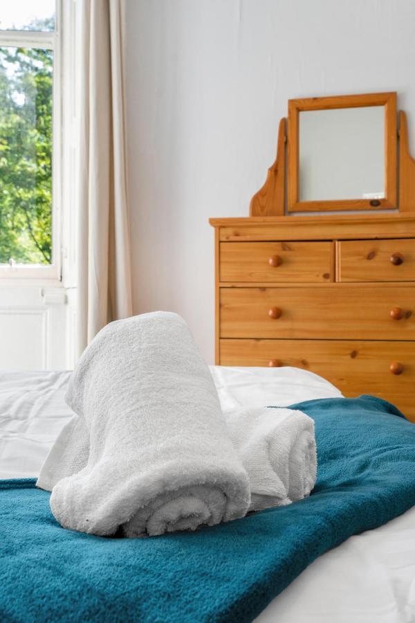 Apartment 2 Bedroom Centre - Royal Mile - Castle & Waverley Train Station - Sleeps 4