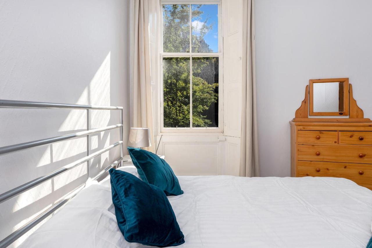 2 Bedroom Centre - Royal Mile - Castle & Waverley Train Station - Sleeps 4 Apartment