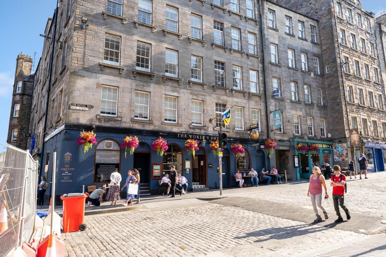 Apartment 2 Bedroom Centre - Royal Mile - Castle & Waverley Train Station - Sleeps 4 *