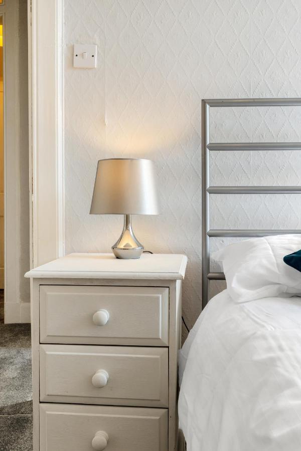 2 Bedroom Centre - Royal Mile - Castle & Waverley Train Station - Sleeps 4 Apartment *