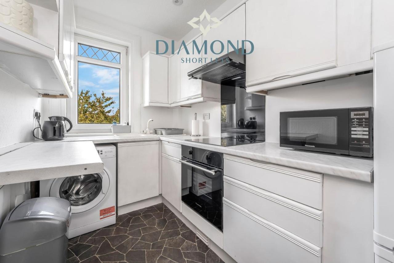 Cosy 2 Bed West End Apartment
