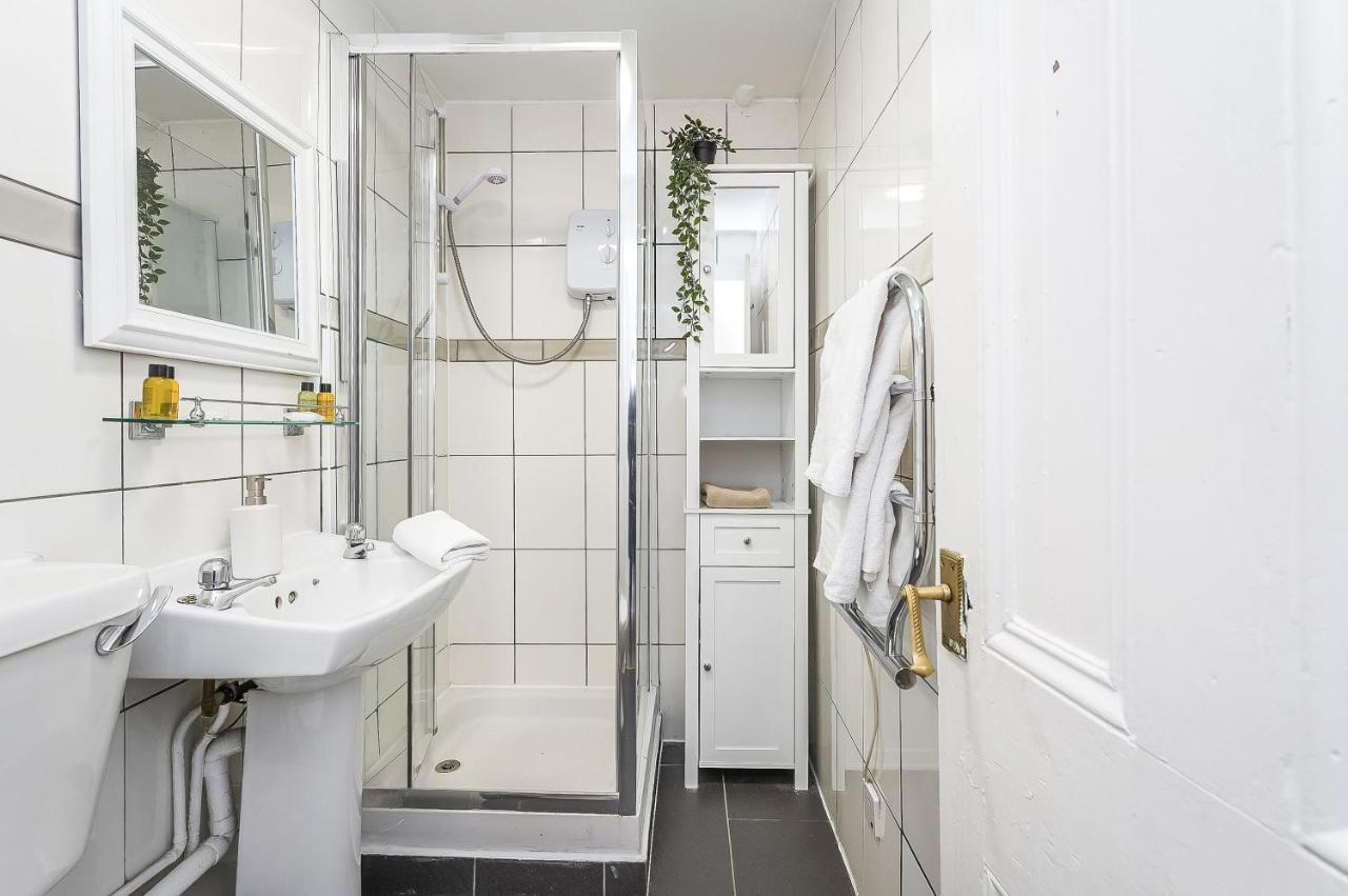 Apartment Centre 2 Bedroom Main Door