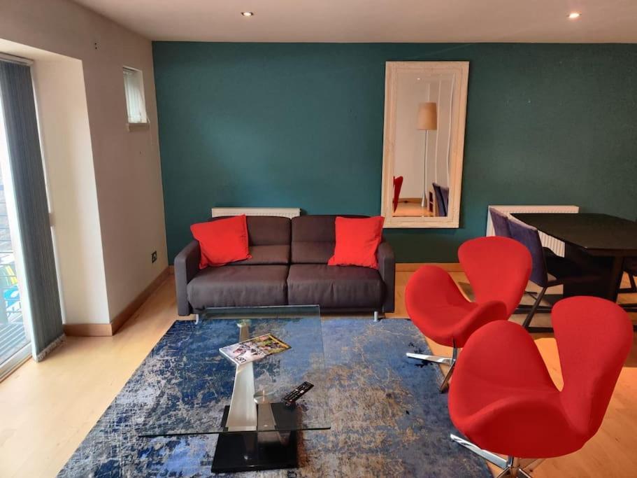 Apartment West End & Eicc With Parking *