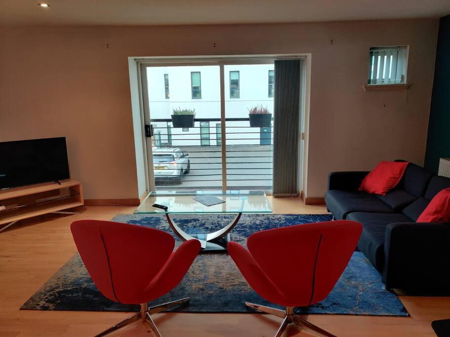 Apartment West End & Eicc With Parking