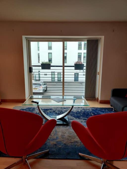 West End & Eicc With Parking Apartment