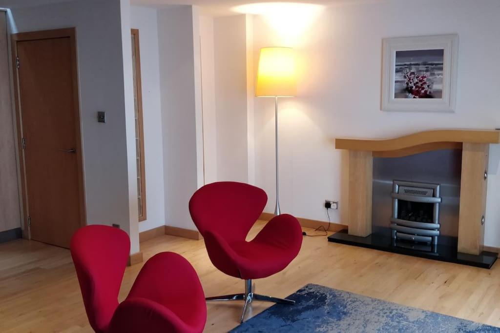 West End & Eicc With Parking Apartment