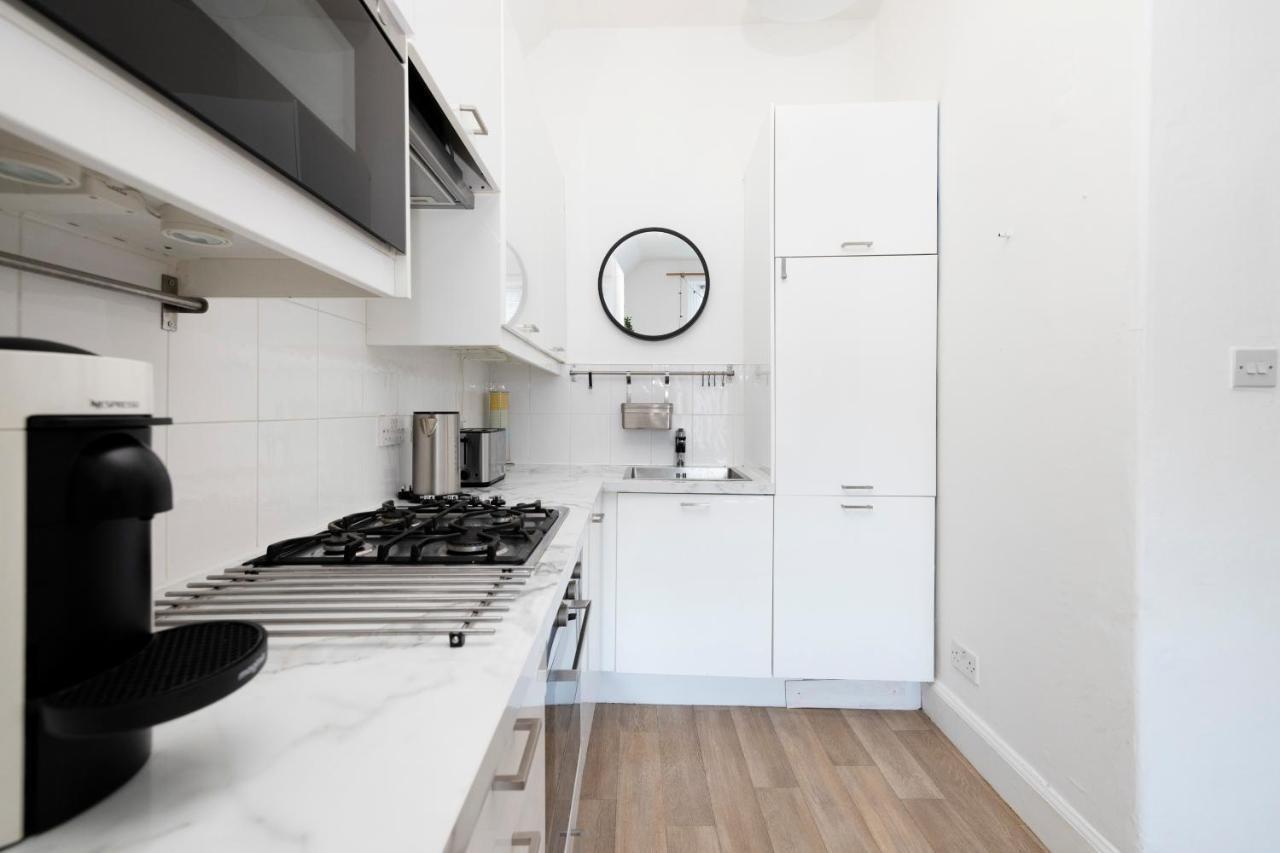 Joivy Bright And Modern Flat With Desk EDI