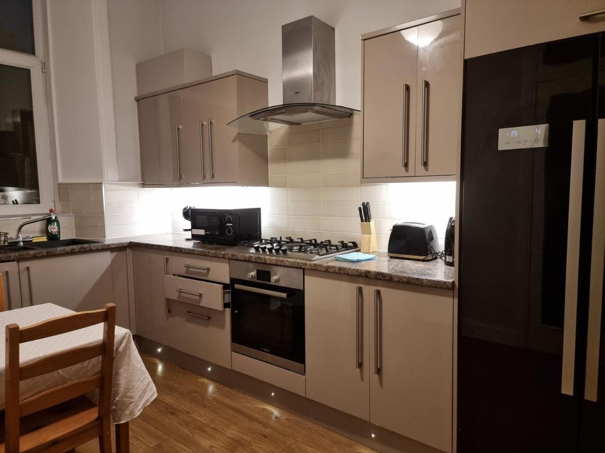 Bright 3 Bedroom Apartment Edinburgh