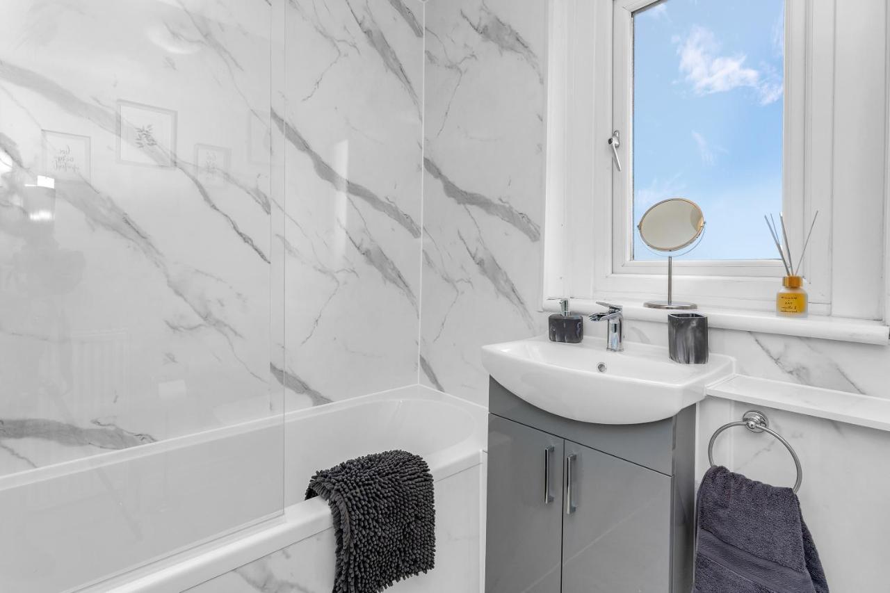 Apartment Modern & Spacious 2 Bedroom House - Free Parking - Front & Back Garden - Private Main Door Entrance Edinburgh