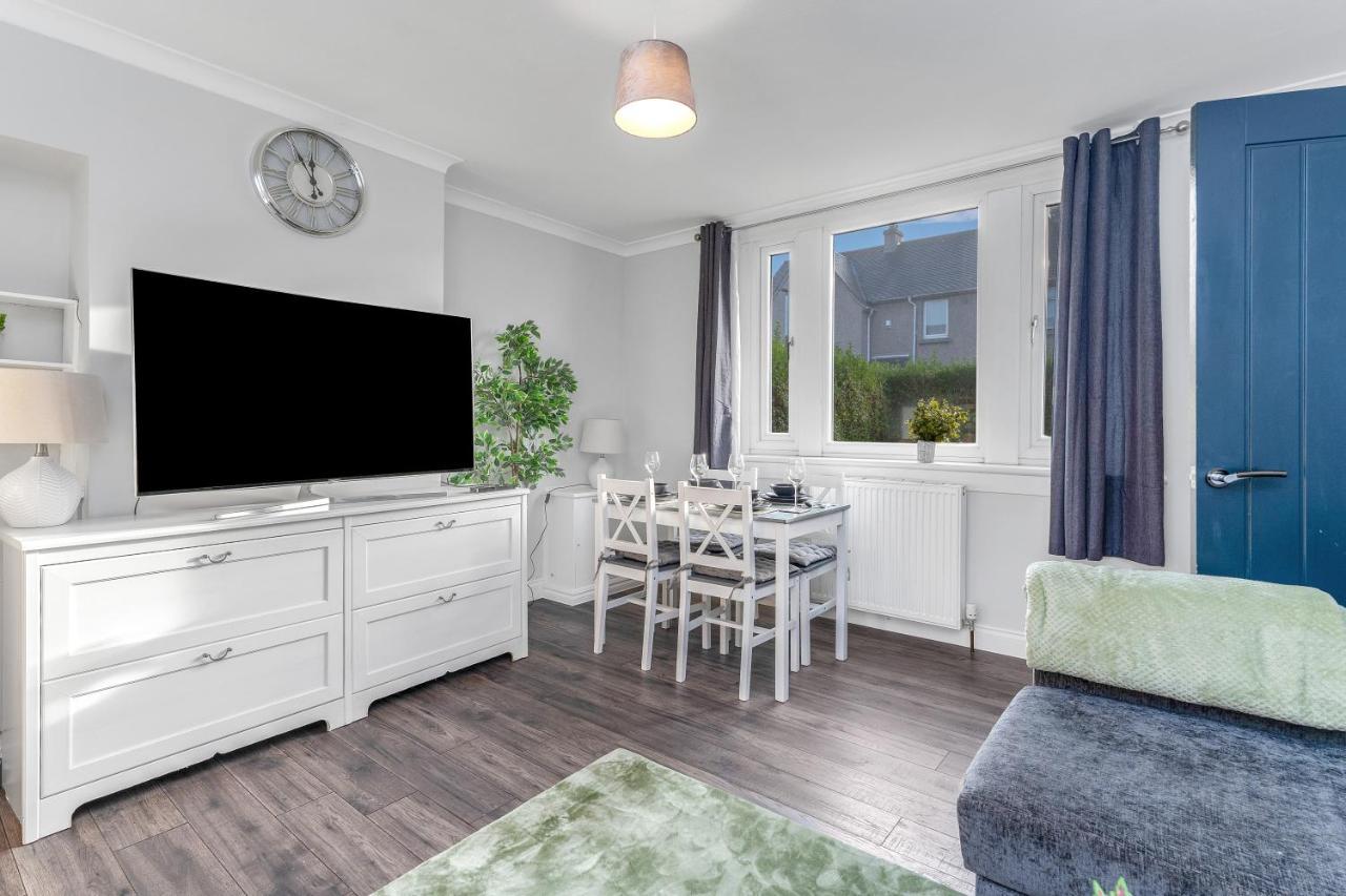 Modern & Spacious 2 Bedroom House - Free Parking - Front & Back Garden - Private Main Door Entrance Apartment Edinburgh