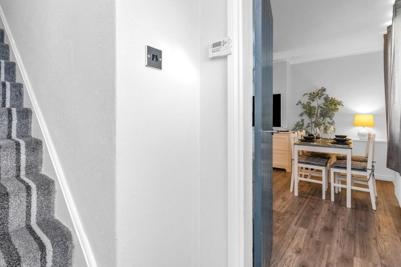 Apartment Modern & Spacious 2 Bedroom House - Free Parking - Front & Back Garden - Private Main Door Entrance