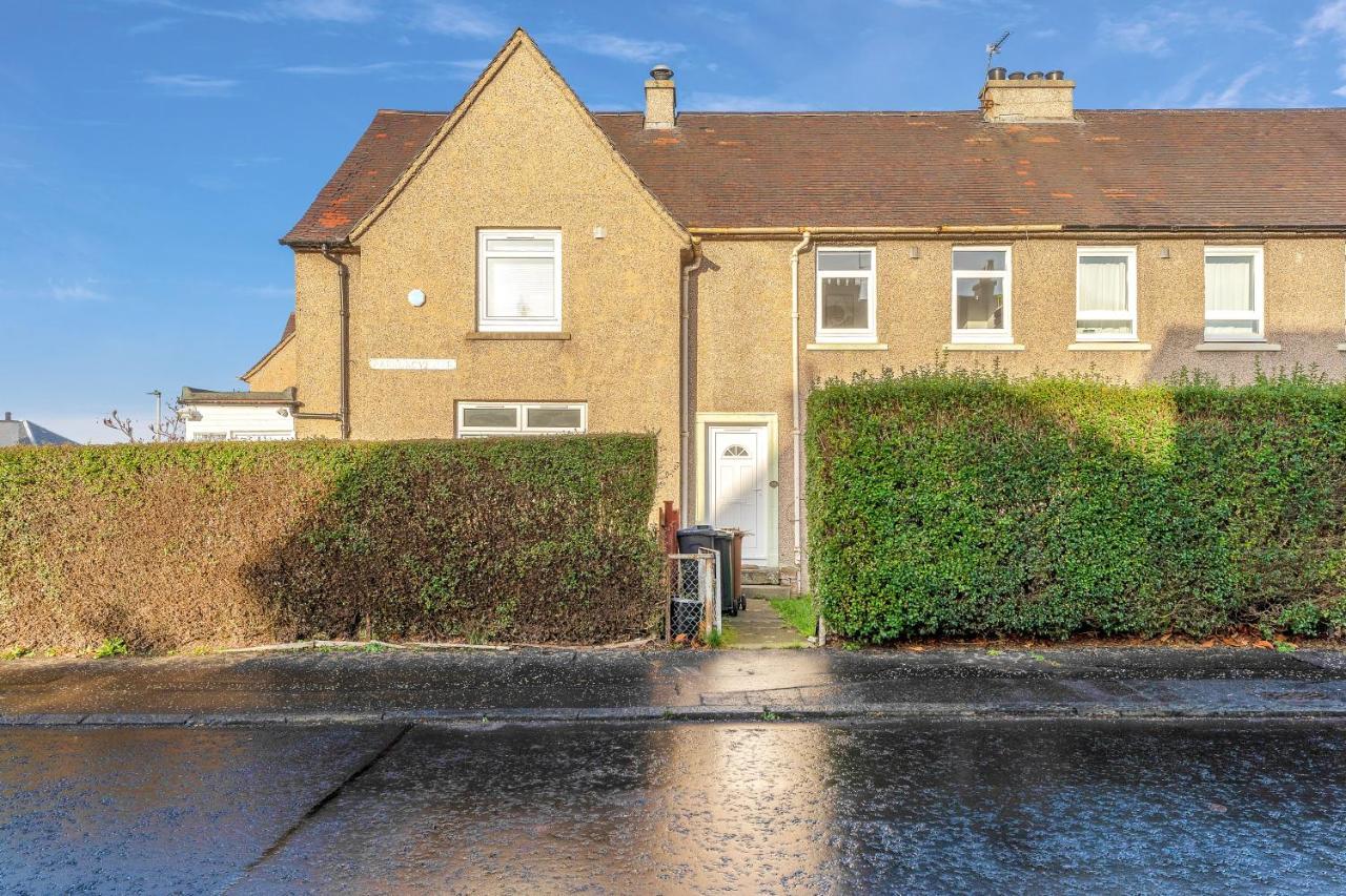 Modern & Spacious 2 Bedroom House - Free Parking - Front & Back Garden - Private Main Door Entrance