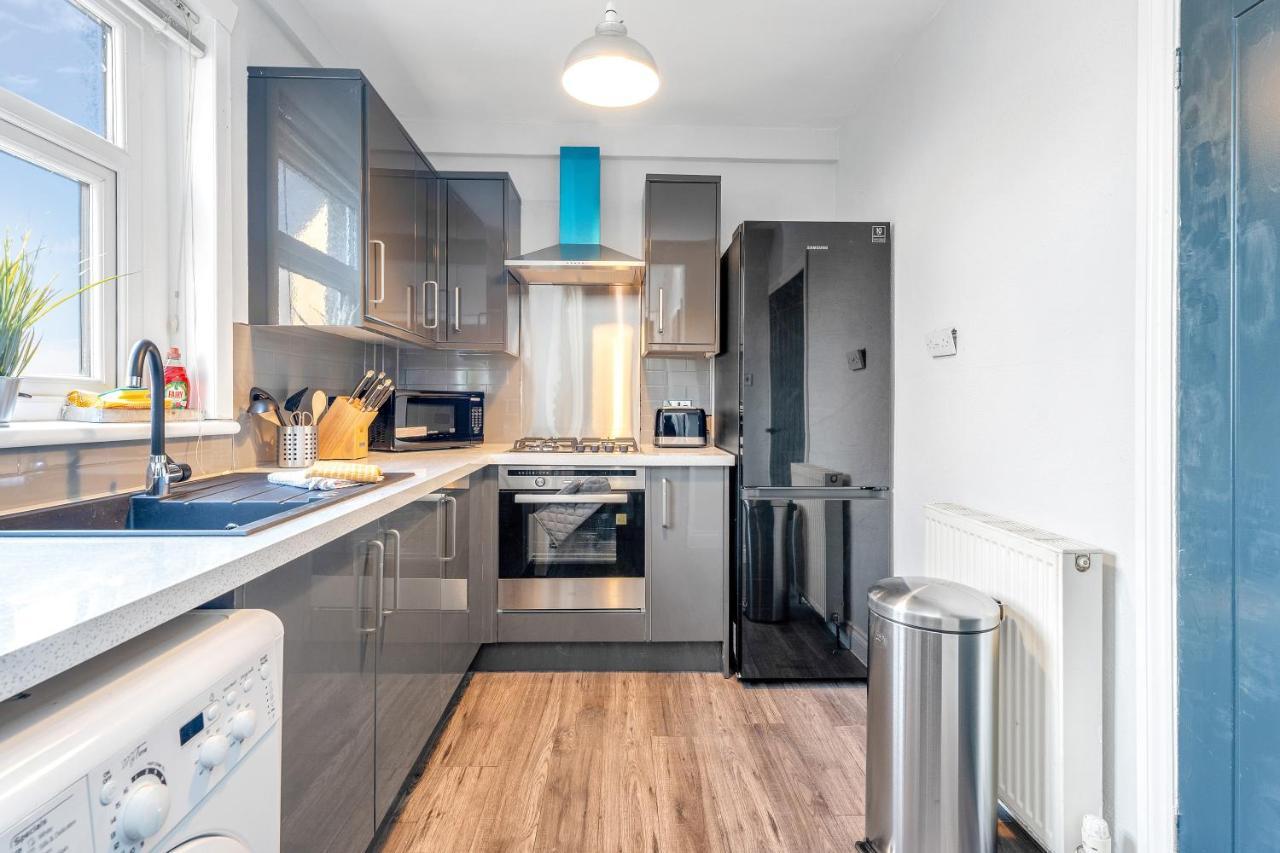 Modern & Spacious 2 Bedroom House - Free Parking - Front & Back Garden - Private Main Door Entrance * Edinburgh