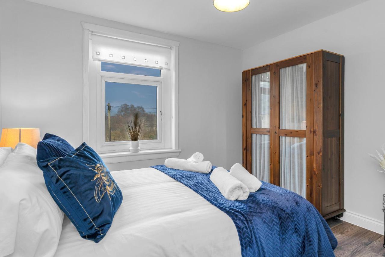 Apartment Modern & Spacious 2 Bedroom House - Free Parking - Front & Back Garden - Private Main Door Entrance *