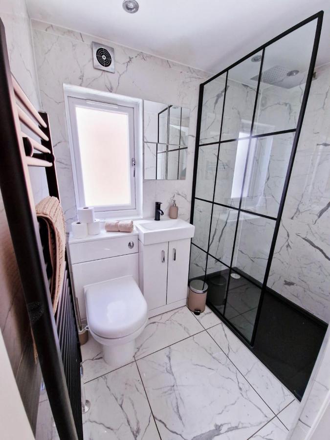 Apartment Spacious & Modern 3 Bedroom House - Free Parking - Front & Back Garden - Private Main Door Entrance *