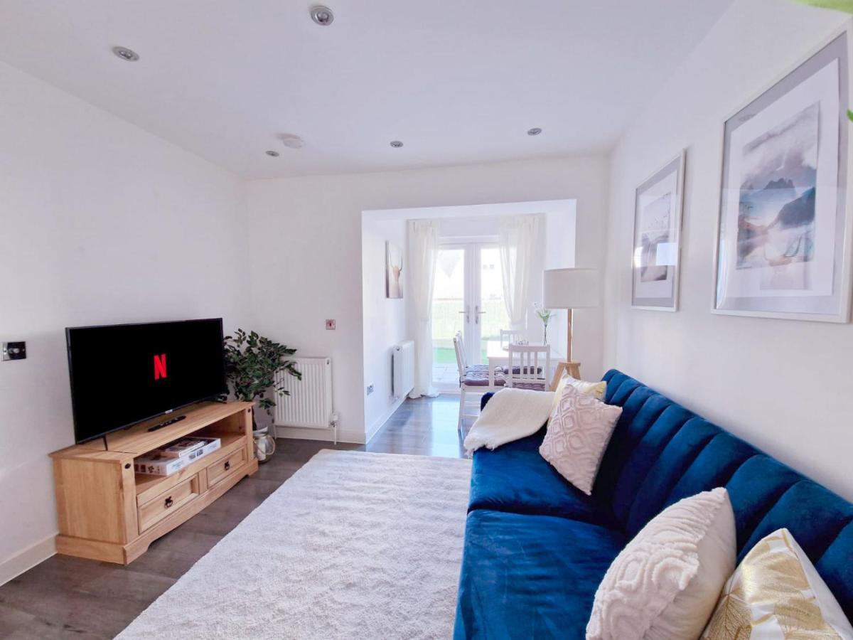 Apartment Spacious & Modern 3 Bedroom House - Free Parking - Front & Back Garden - Private Main Door Entrance EDI