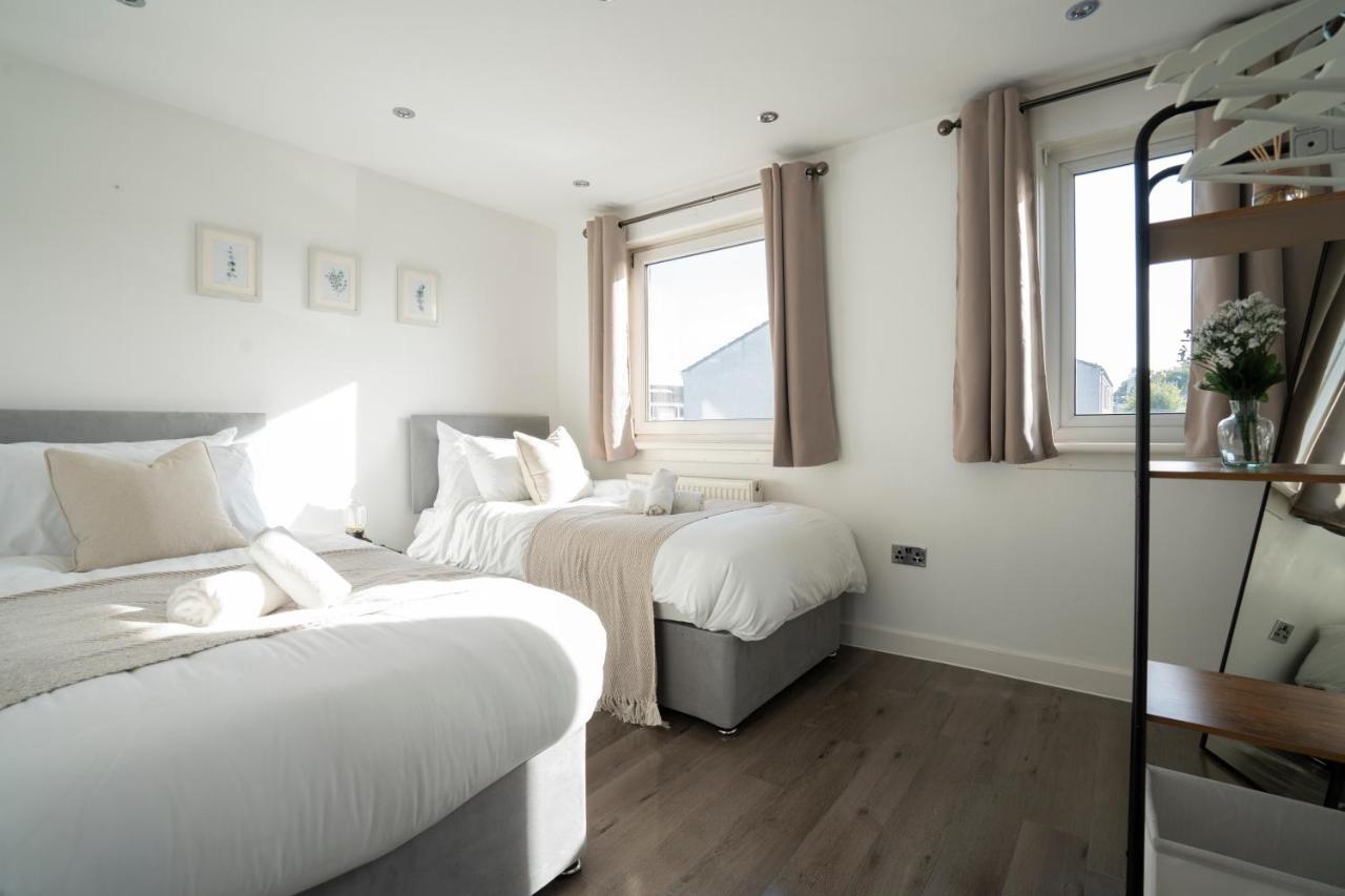 Spacious & Modern 3 Bedroom House - Free Parking - Front & Back Garden - Private Main Door Entrance Apartment