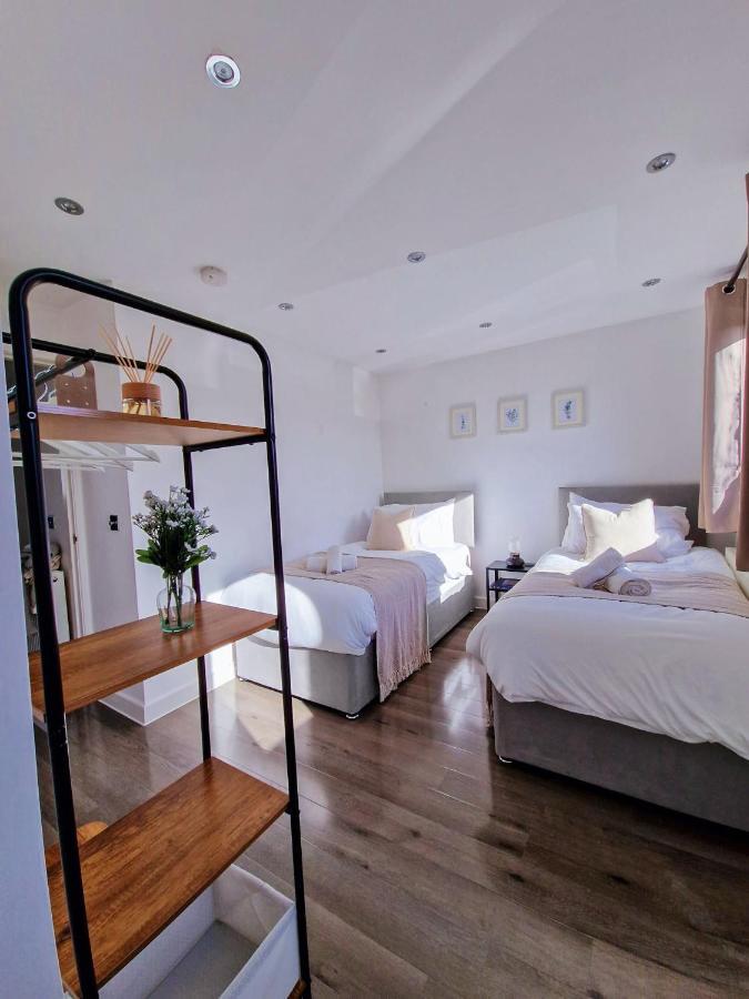 Spacious & Modern 3 Bedroom House - Free Parking - Front & Back Garden - Private Main Door Entrance Apartment *