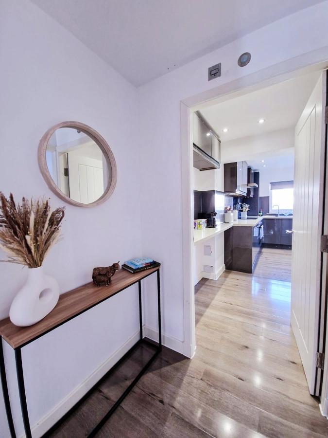 Apartment Spacious & Modern 3 Bedroom House - Free Parking - Front & Back Garden - Private Main Door Entrance EDI