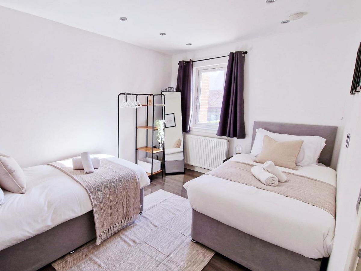 Apartment Spacious & Modern 3 Bedroom House - Free Parking - Front & Back Garden - Private Main Door Entrance *