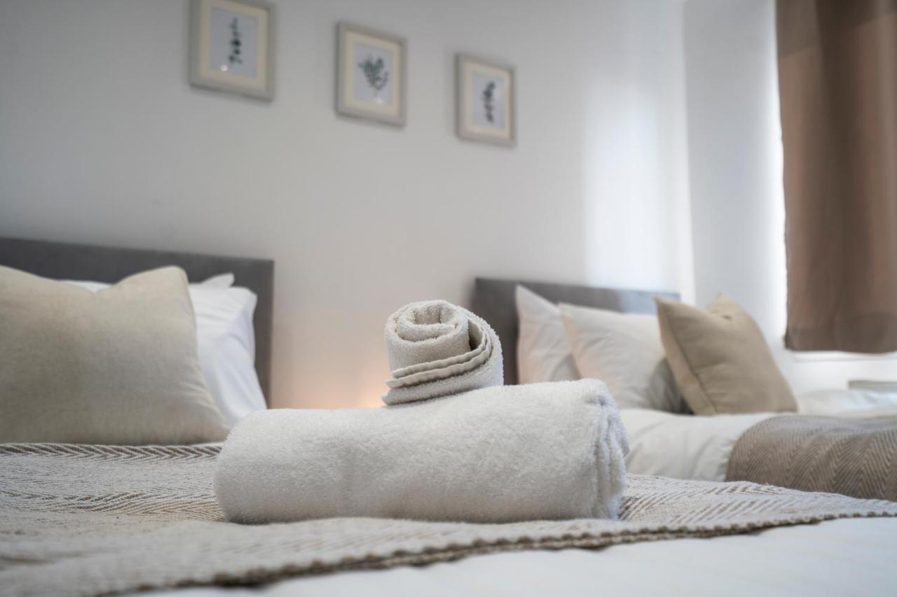 Apartment Spacious & Modern 3 Bedroom House - Free Parking - Front & Back Garden - Private Main Door Entrance