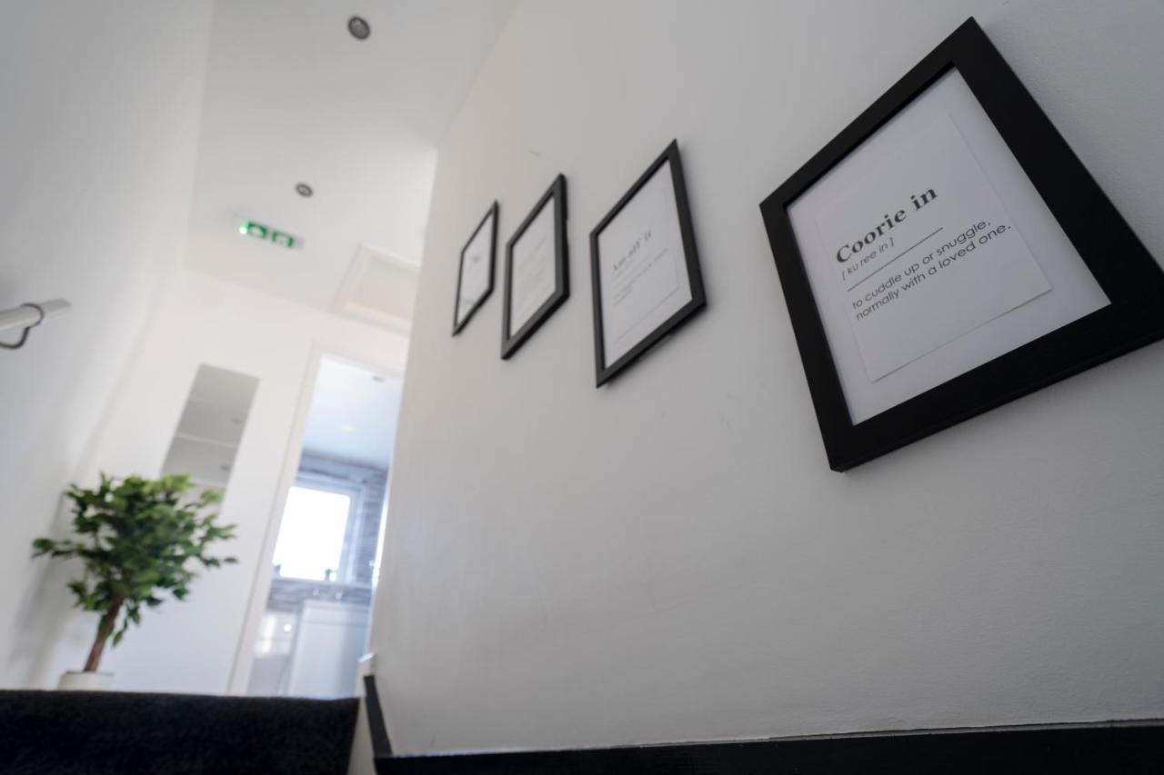 Spacious & Modern 3 Bedroom House - Free Parking - Front & Back Garden - Private Main Door Entrance Apartment