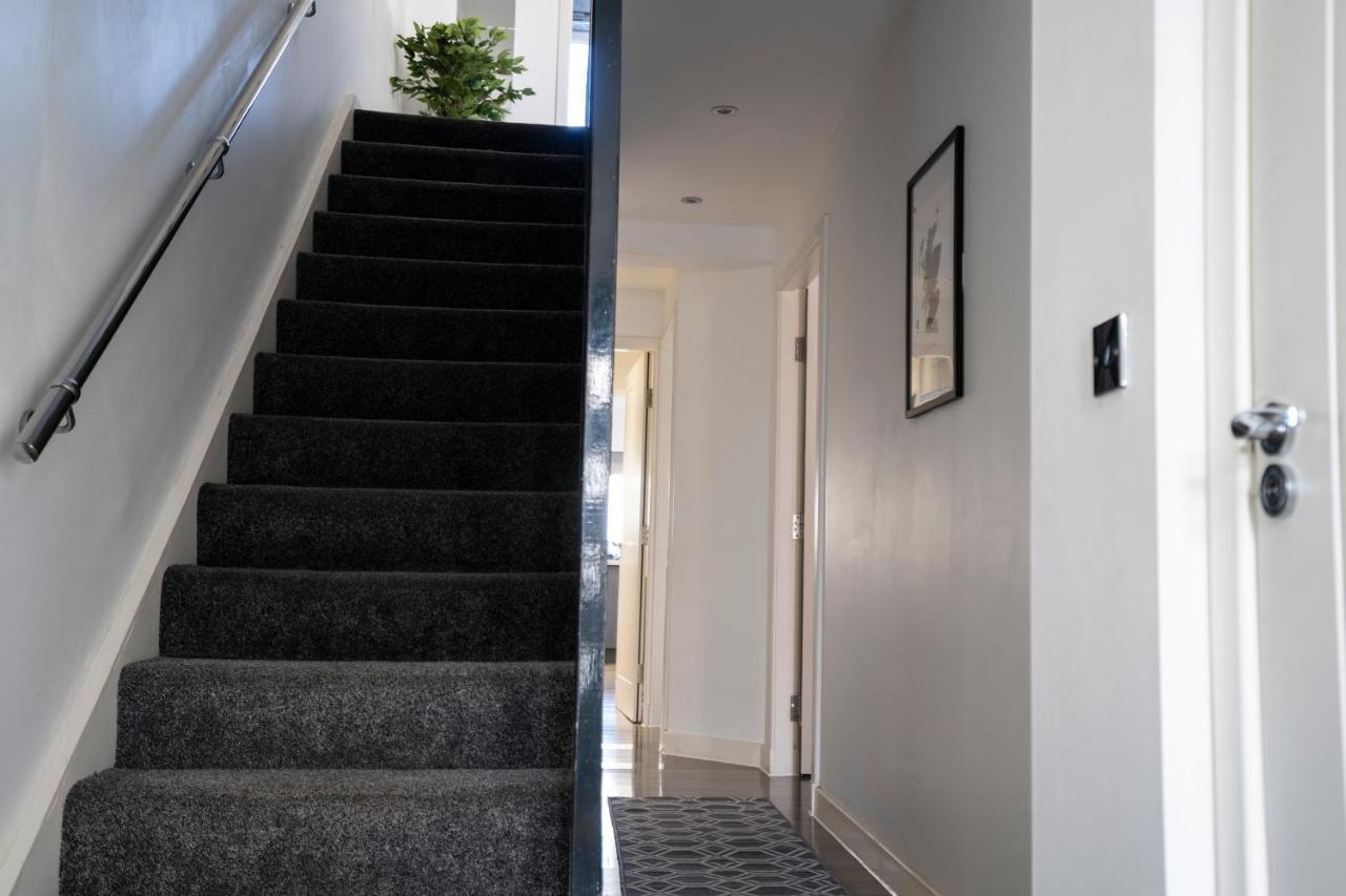 Spacious & Modern 3 Bedroom House - Free Parking - Front & Back Garden - Private Main Door Entrance Apartment EDI