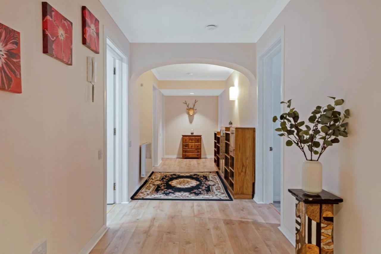Elegant & Unique Getaway - Spacious 3 Bedroom, 2 Bathroom Centre - Free Allocated Parking. Apartment