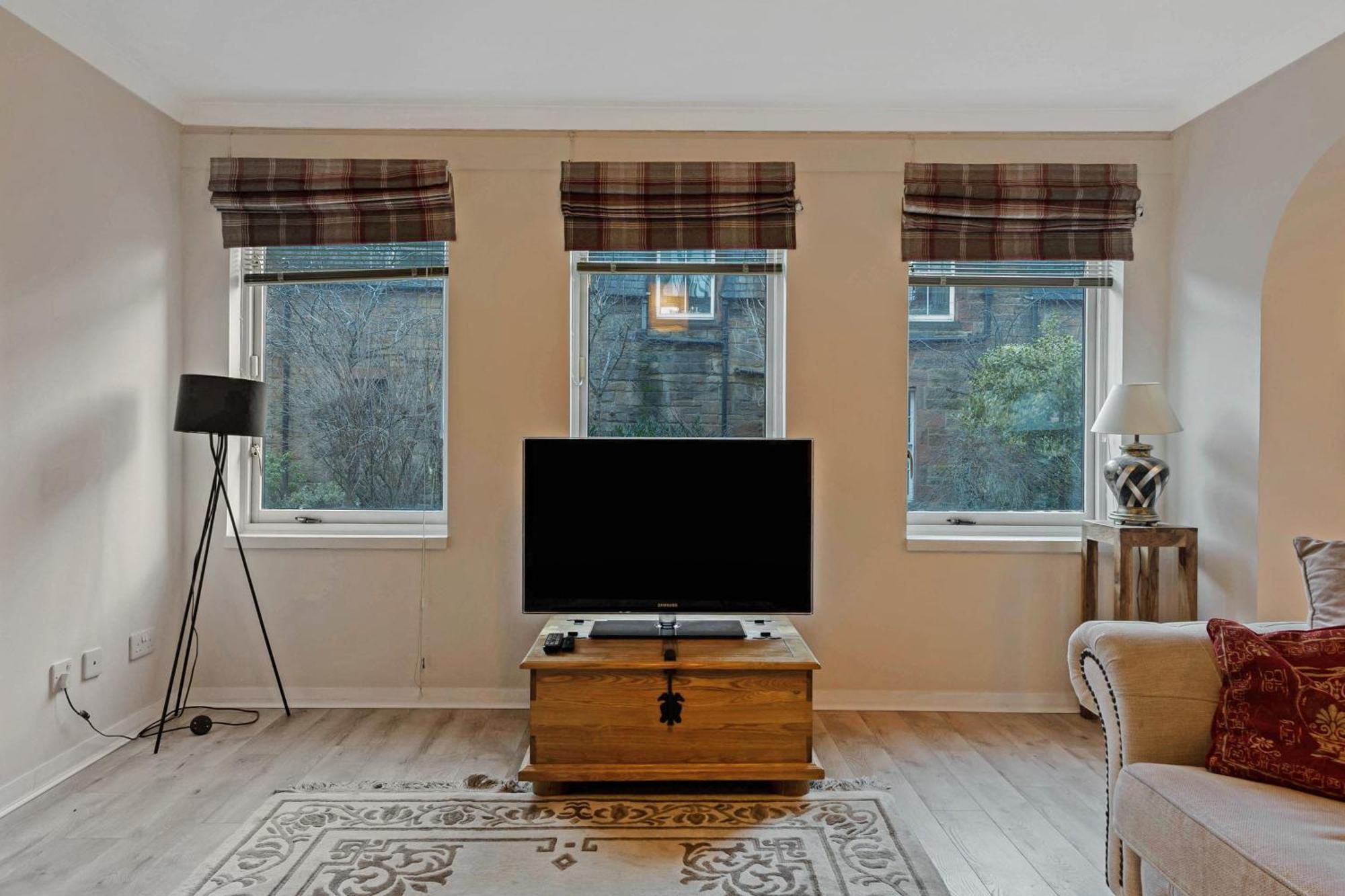 Elegant & Unique Getaway - Spacious 3 Bedroom, 2 Bathroom Centre - Free Allocated Parking. *