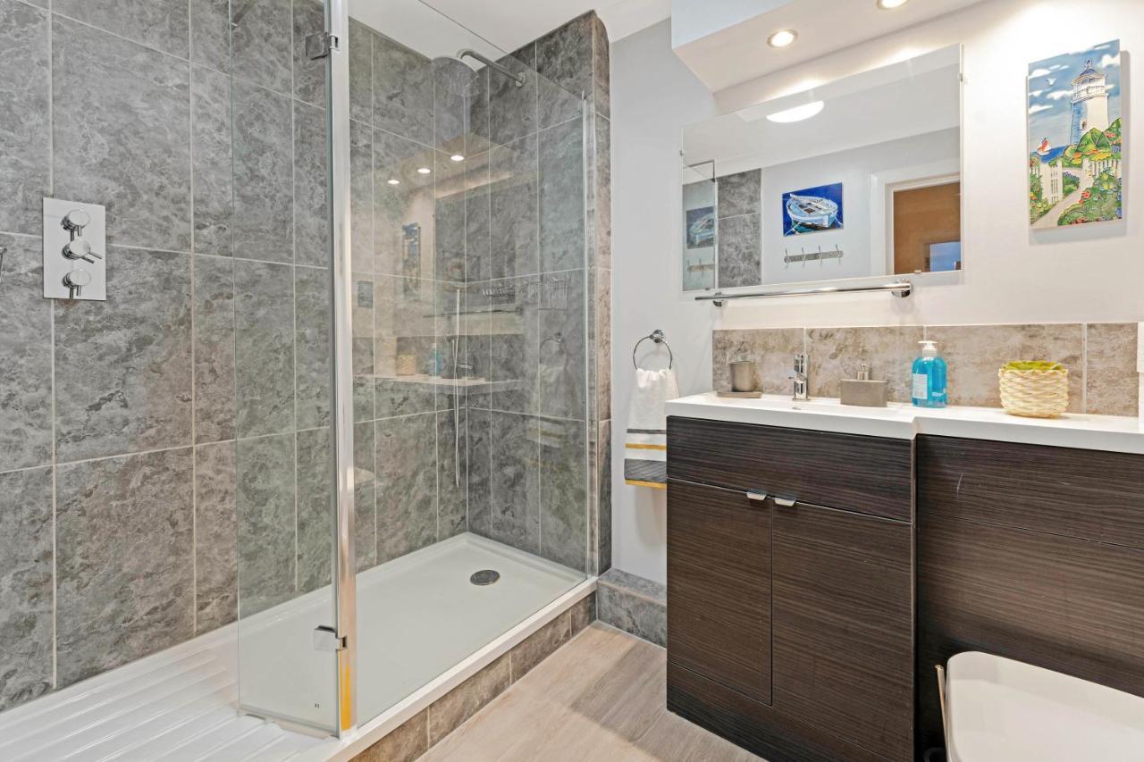Apartment Elegant & Unique Getaway - Spacious 3 Bedroom, 2 Bathroom Centre - Free Allocated Parking.