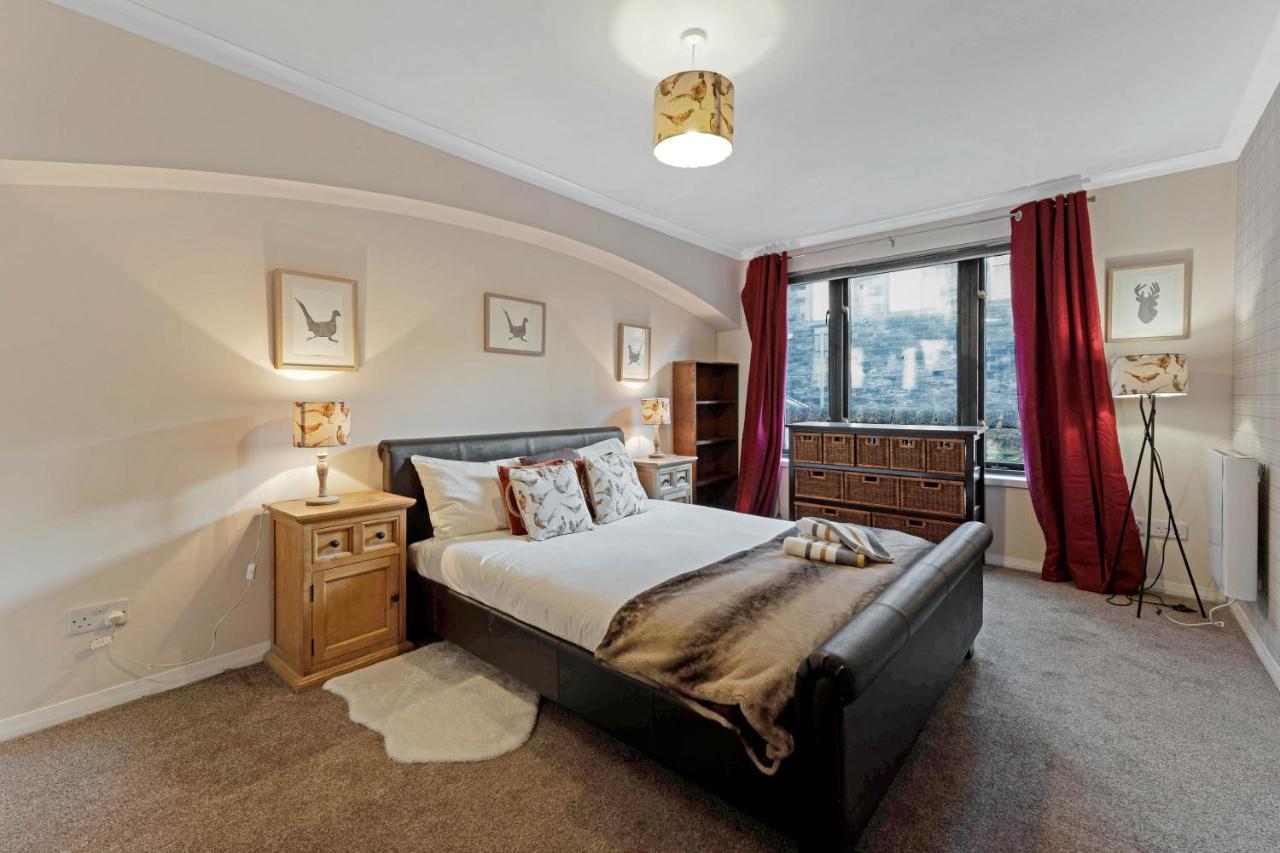 Elegant & Unique Getaway - Spacious 3 Bedroom, 2 Bathroom Centre - Free Allocated Parking. Apartment Edinburgh