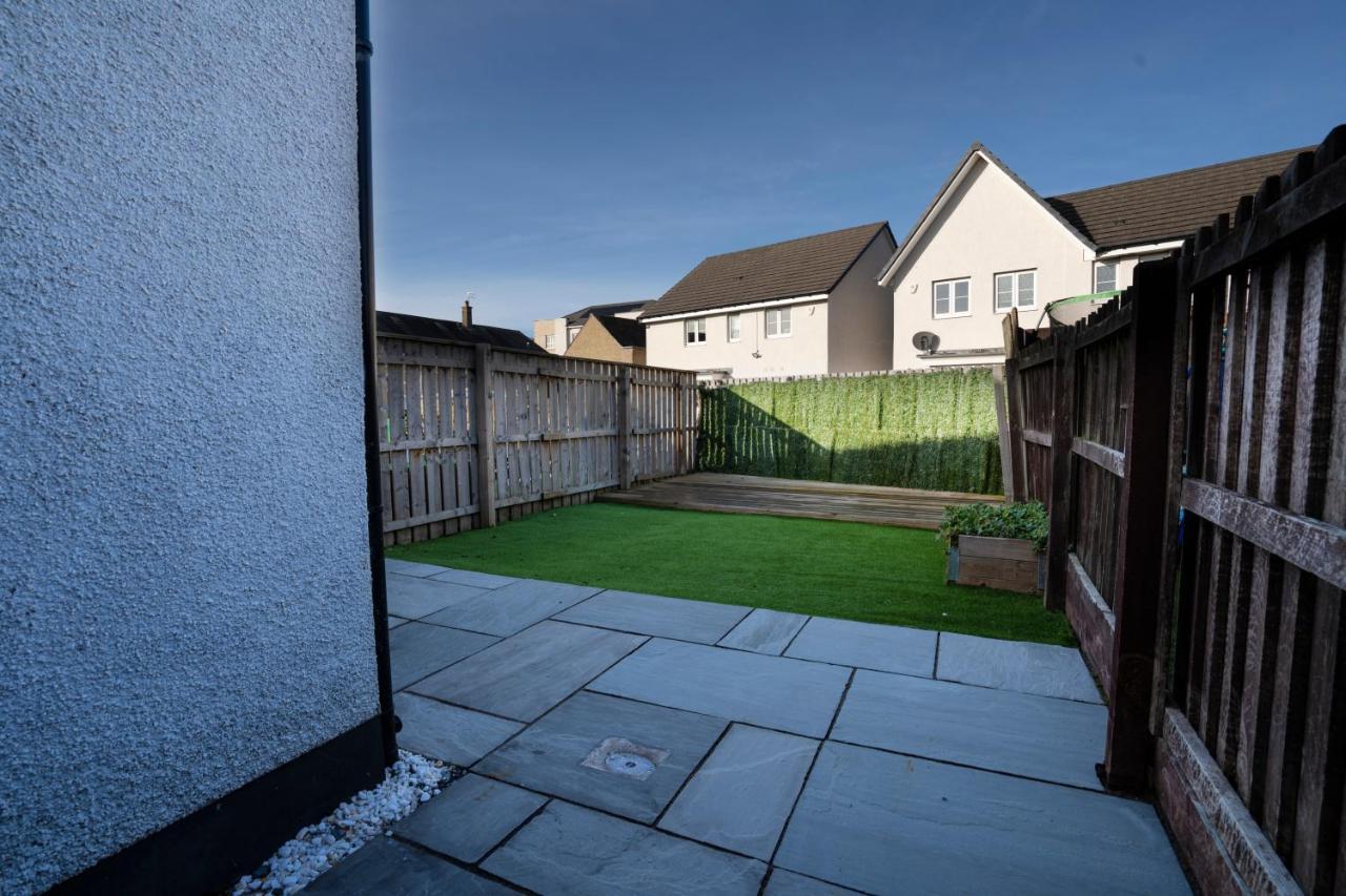 Apartment Spacious & Modern 3 Bedroom House - Free Parking - Front & Back Garden - Private Main Door Entrance *