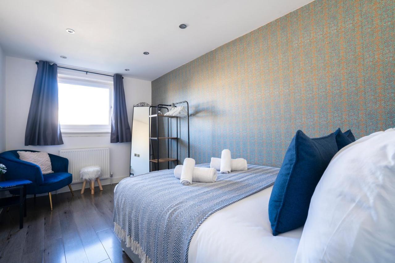 Apartment Spacious & Modern 3 Bedroom House - Free Parking - Front & Back Garden - Private Main Door Entrance