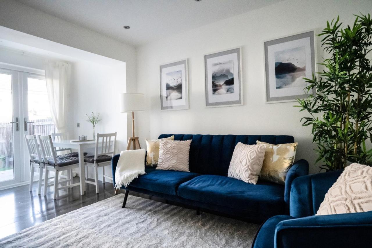 Spacious & Modern 3 Bedroom House - Free Parking - Front & Back Garden - Private Main Door Entrance Apartment EDI