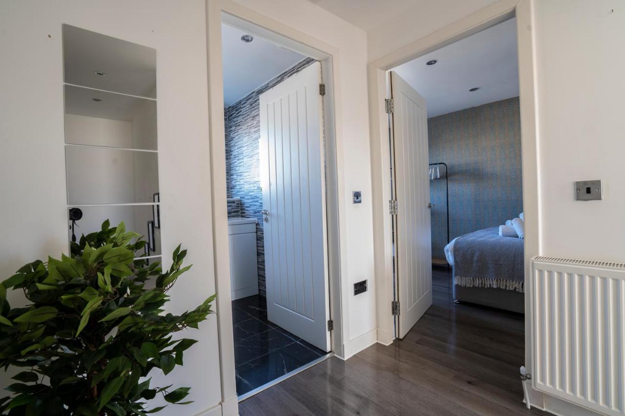 Spacious & Modern 3 Bedroom House - Free Parking - Front & Back Garden - Private Main Door Entrance Apartment