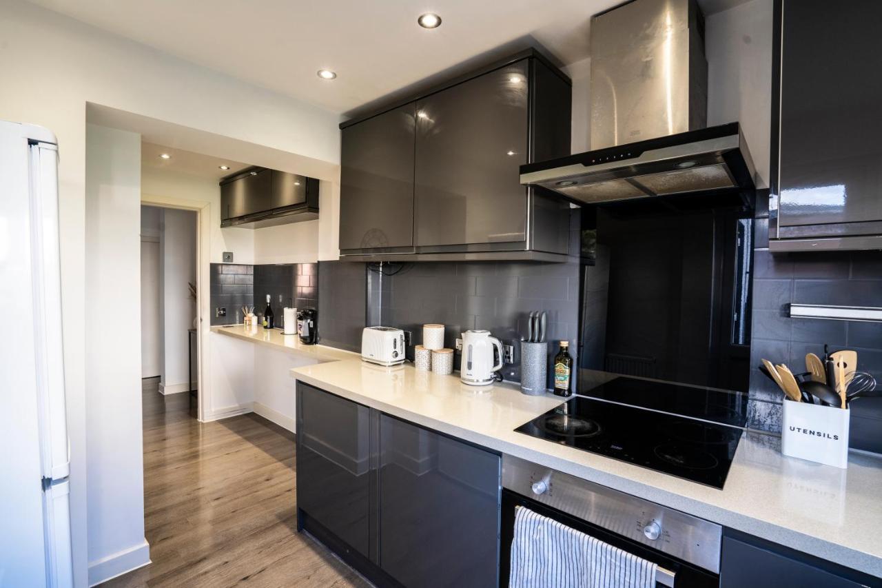 Apartment Spacious & Modern 3 Bedroom House - Free Parking - Front & Back Garden - Private Main Door Entrance EDI