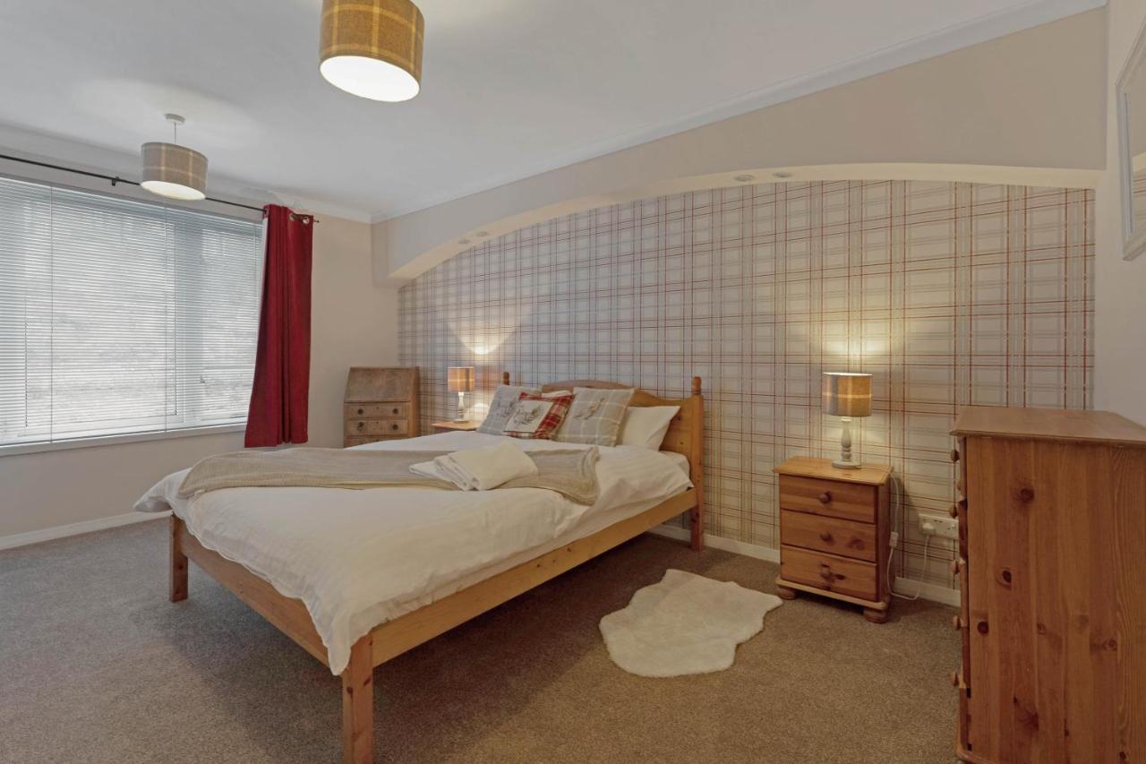 Elegant & Unique Getaway - Spacious 3 Bedroom, 2 Bathroom Centre - Free Allocated Parking. * Edinburgh