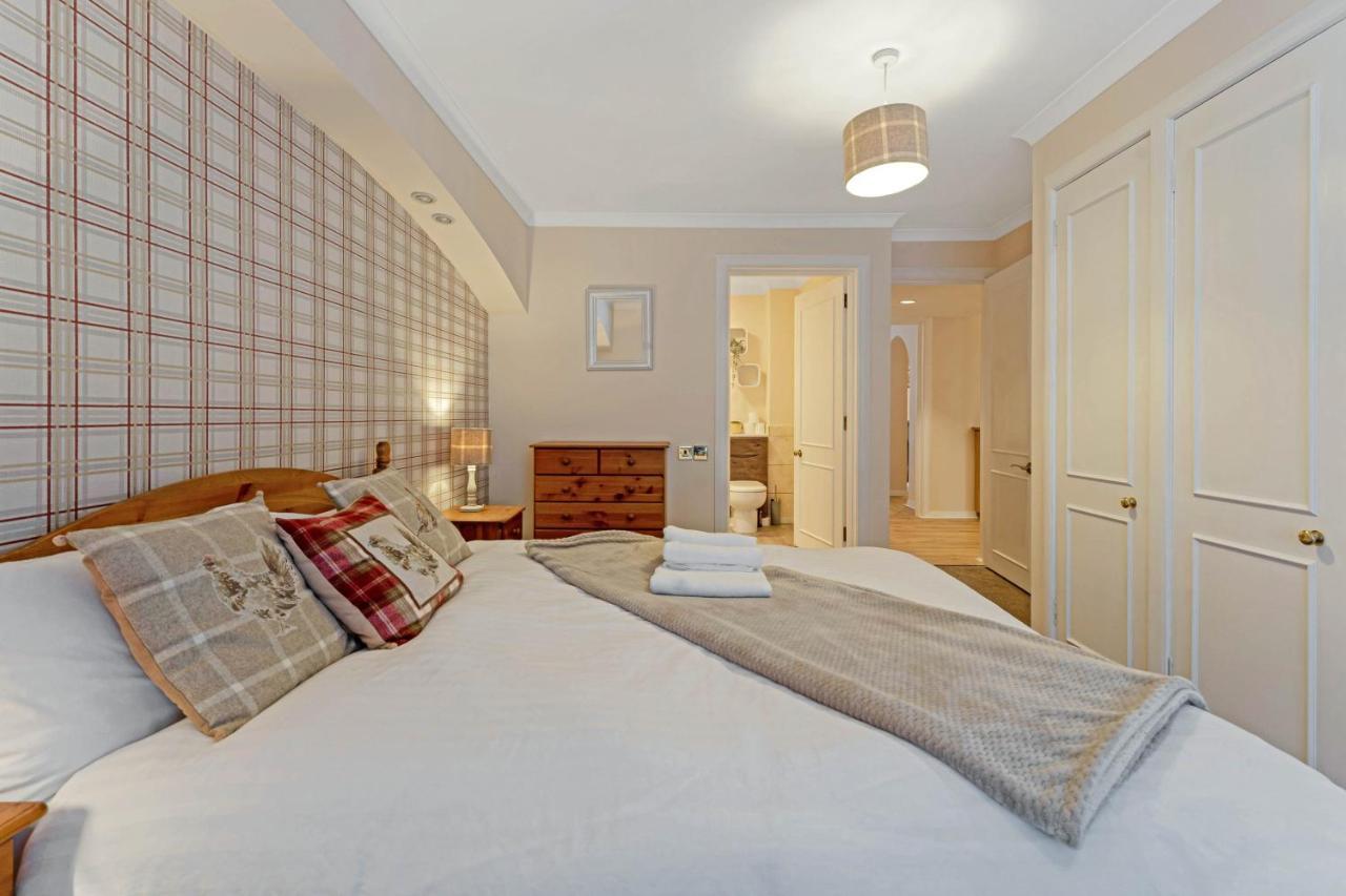 Elegant & Unique Getaway - Spacious 3 Bedroom, 2 Bathroom Centre - Free Allocated Parking.