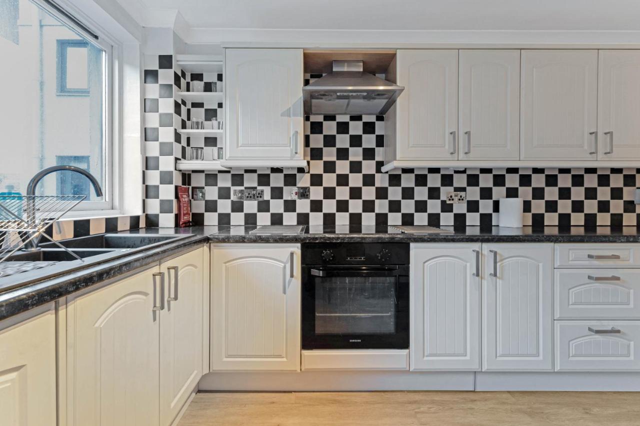 Elegant & Unique Getaway - Spacious 3 Bedroom, 2 Bathroom Centre - Free Allocated Parking. Edinburgh