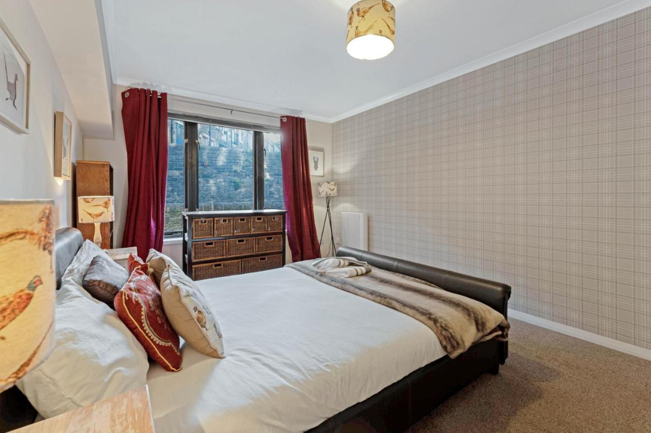 Apartment Elegant & Unique Getaway - Spacious 3 Bedroom, 2 Bathroom Centre - Free Allocated Parking.